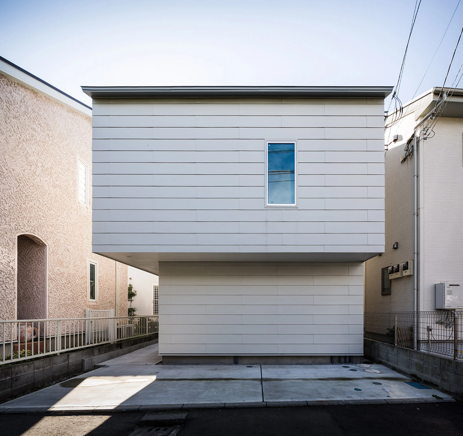 Nằm khiêm tốn trong khoảng không gian chật hẹp giữa 2 tòa nhà cũ, trong một khu dân cư nằm phía trước Vịnh Sagami, Gap House là một công trình được MUU thiết kế với mục tiêu muốn tối ưu hóa diện tích, không gian nhất có thể.