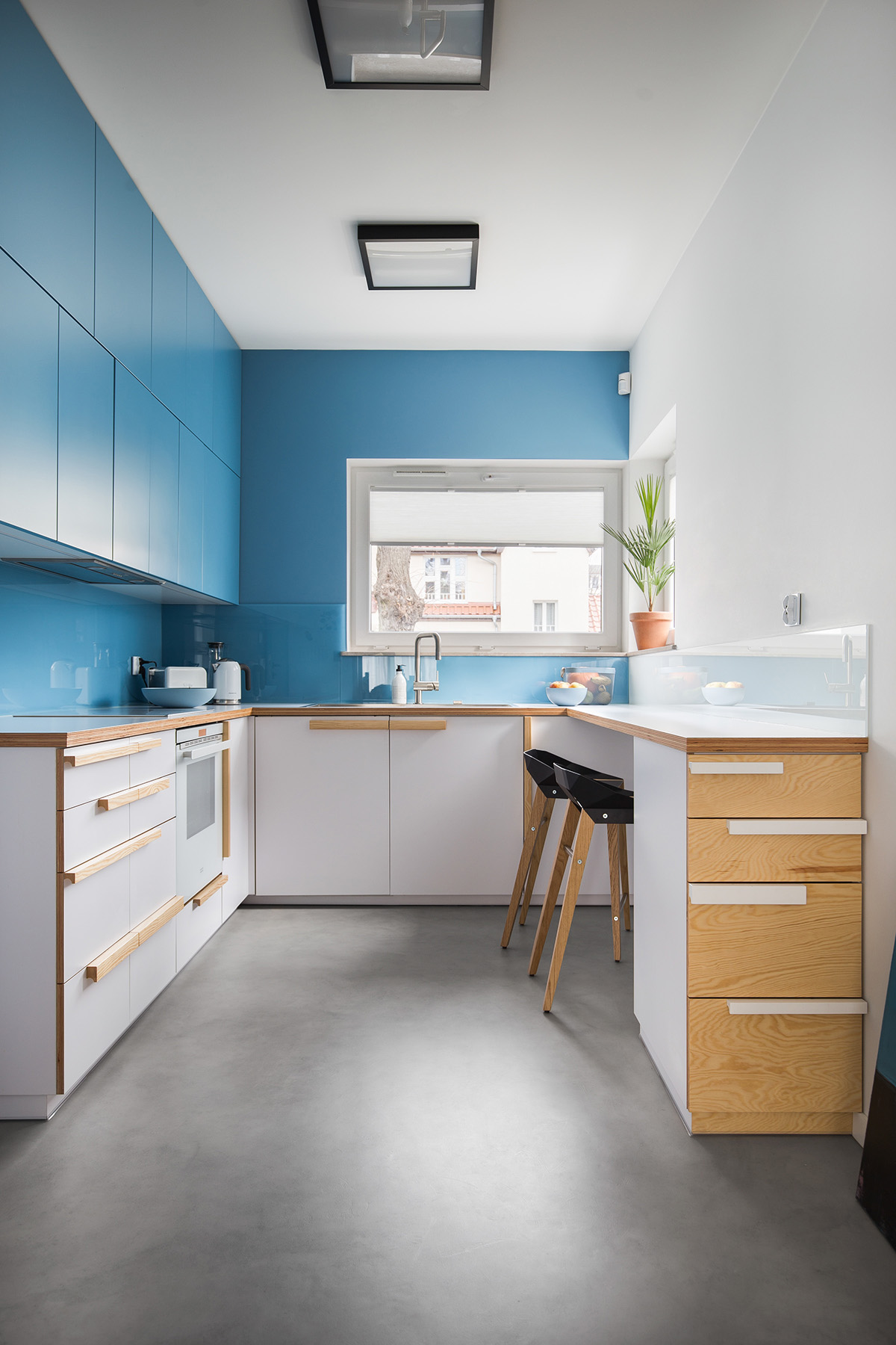 Trang trí nhà bếp màu xanh tươi sáng hoàn toàn phù hợp với tổng thể ngôi nhà có nội thất theo phong cách Scanadivia này.