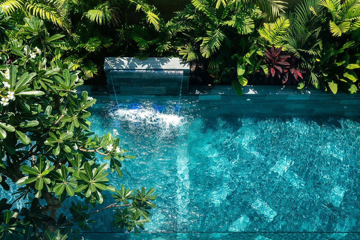 Một hồ bơi cùng thác nước xanh mát nằm trong khuôn viên ngôi biệt thự.
