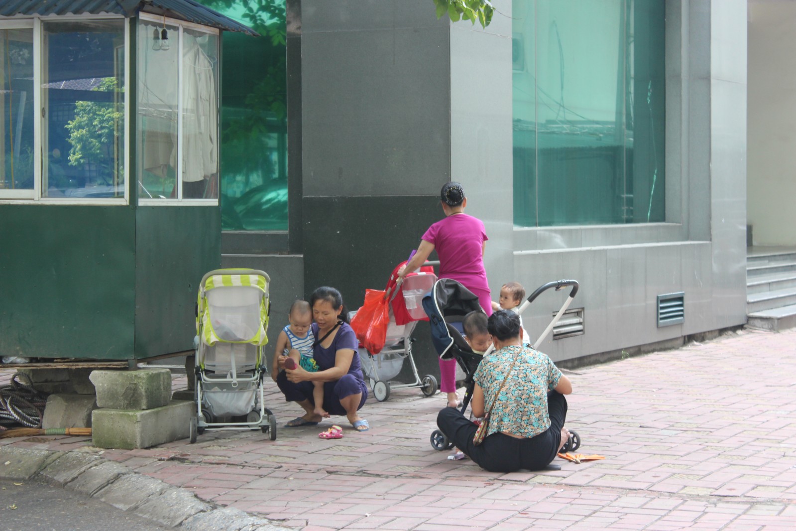 Không chỉ thiếu hụt về quỹ đất, nhiều vườn hoa, sân chơi ở khu chung cư còn bị xuống cấp thiết bị đồ chơi thô sơ.