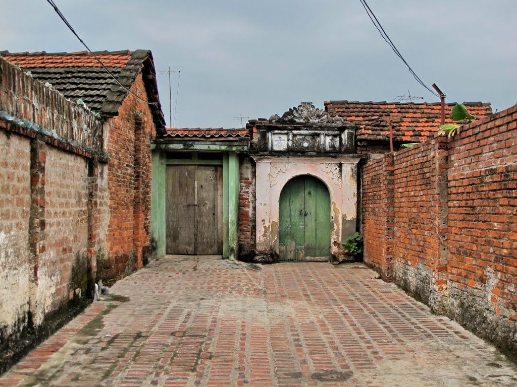 Ở làng cổ đường lâm, cổng nhà được xây dựng theo lối xưa bằng đất đá, bã trấu, bùn để tạo chất kết dính.