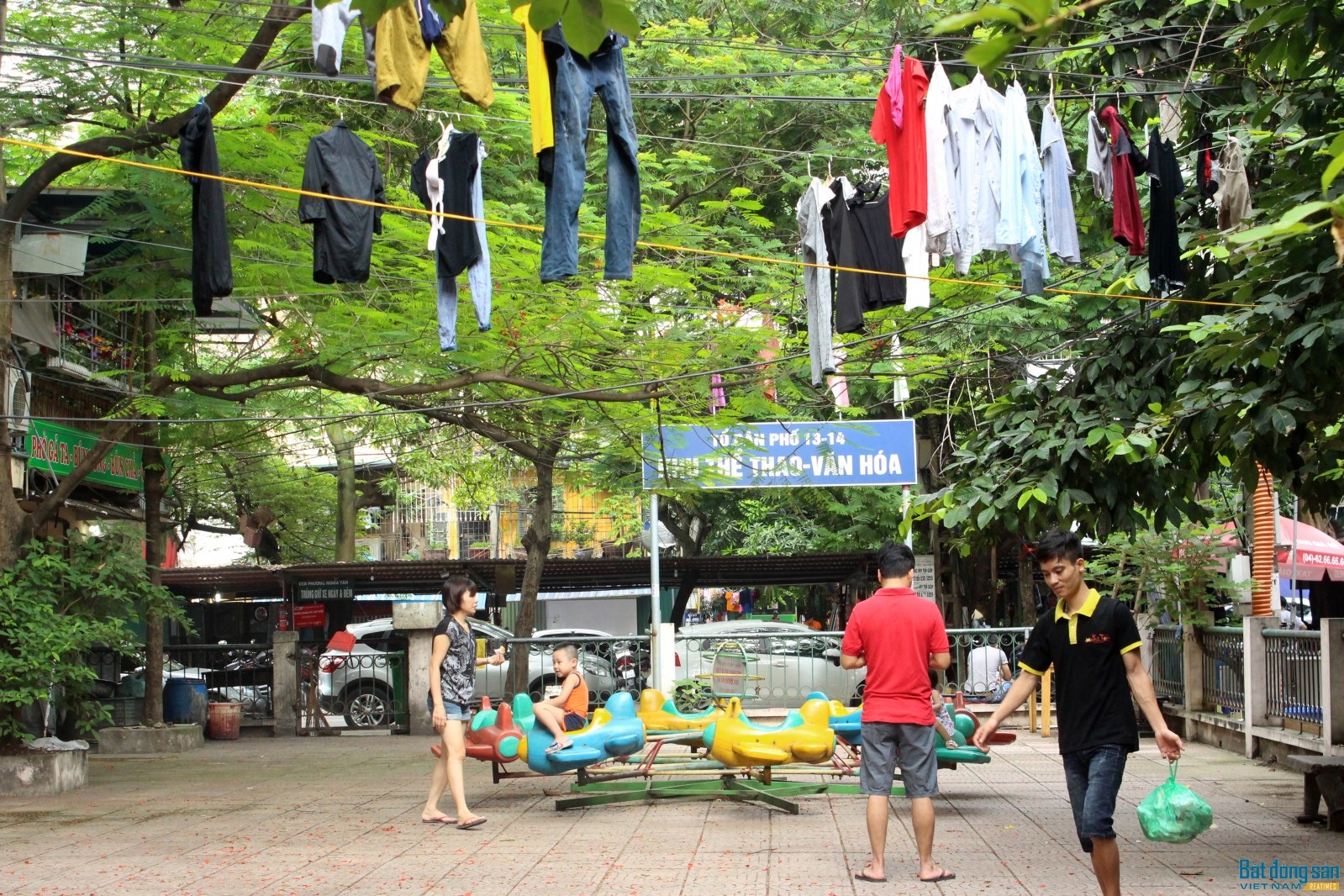 Tại khu tập thể Nghĩa Tân có rất nhiều những khoảng không gian xanh dành làm sân chơi cho trẻ em nhưng người dân cố tình chiếm dụng làm nơi sinh hoạt riêng gây mất mỹ quan đô thị.