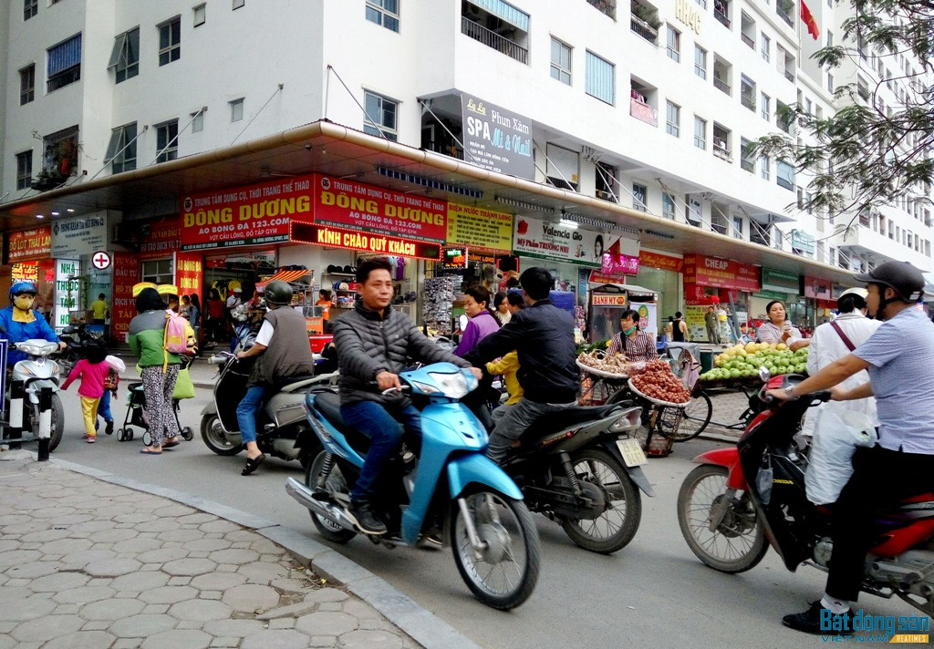 Phía bên dưới các tòa nhà của khu đô thị Linh Đàm nhiều hàng quán ồn ào gây ảnh hưởng đến không gian nghỉ ngơi của cư dân. 