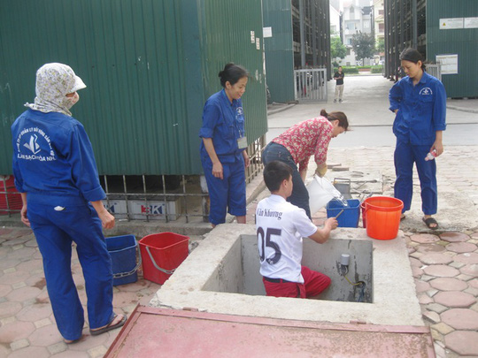 Người dân xếp hàng lấy nước từ bể ngầm (Nguồn: Người lao động)