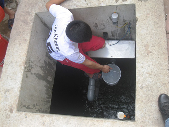 Việc lấy nước dưới bể ngầm cũng vô cùng nguy hiểm (Nguồn: Người lao động)