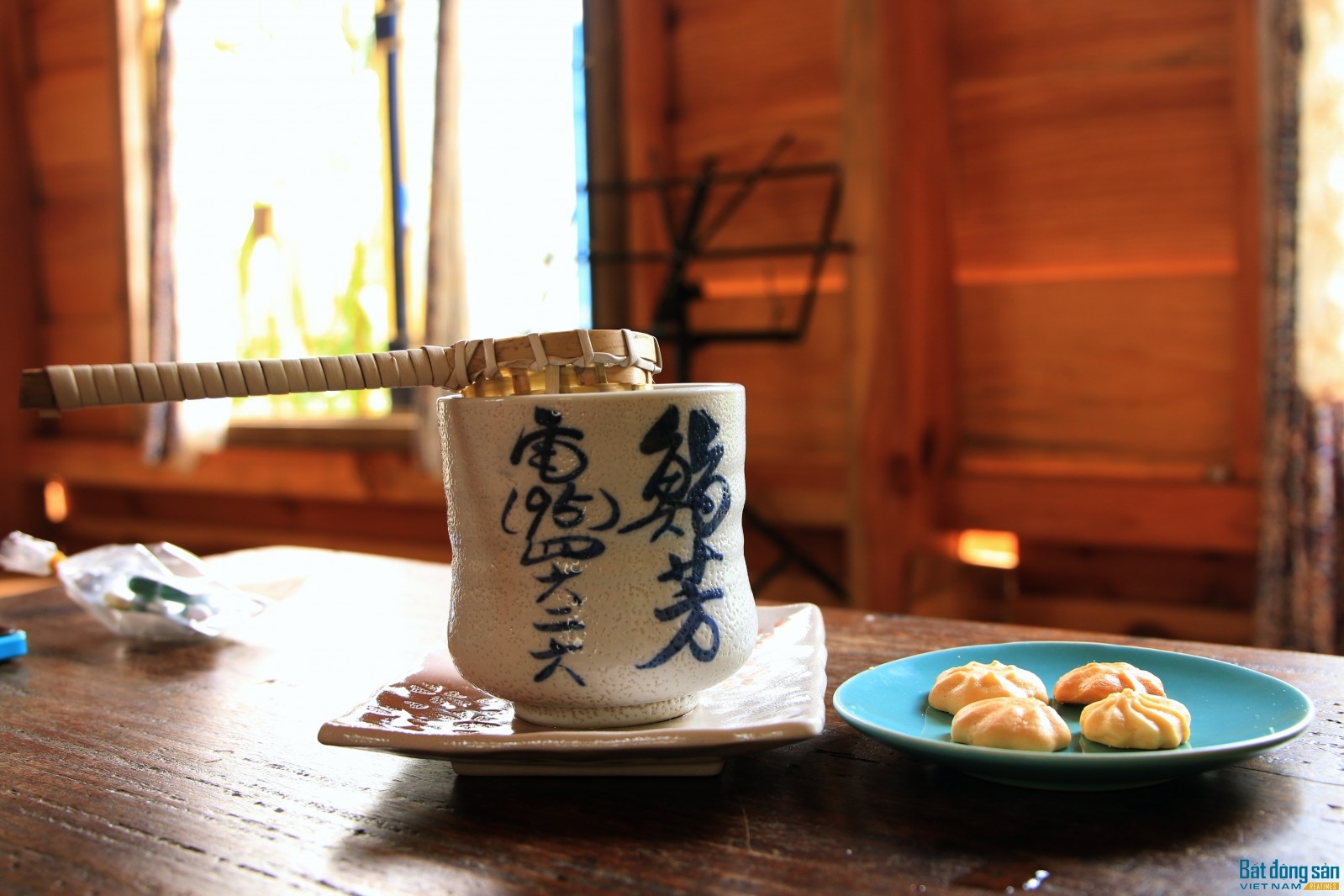 Tách trà cùng vài cái bánh quy nho nhỏ là món quà mà Thời Thanh Xuân tặng cho những vị khách ghé thăm.