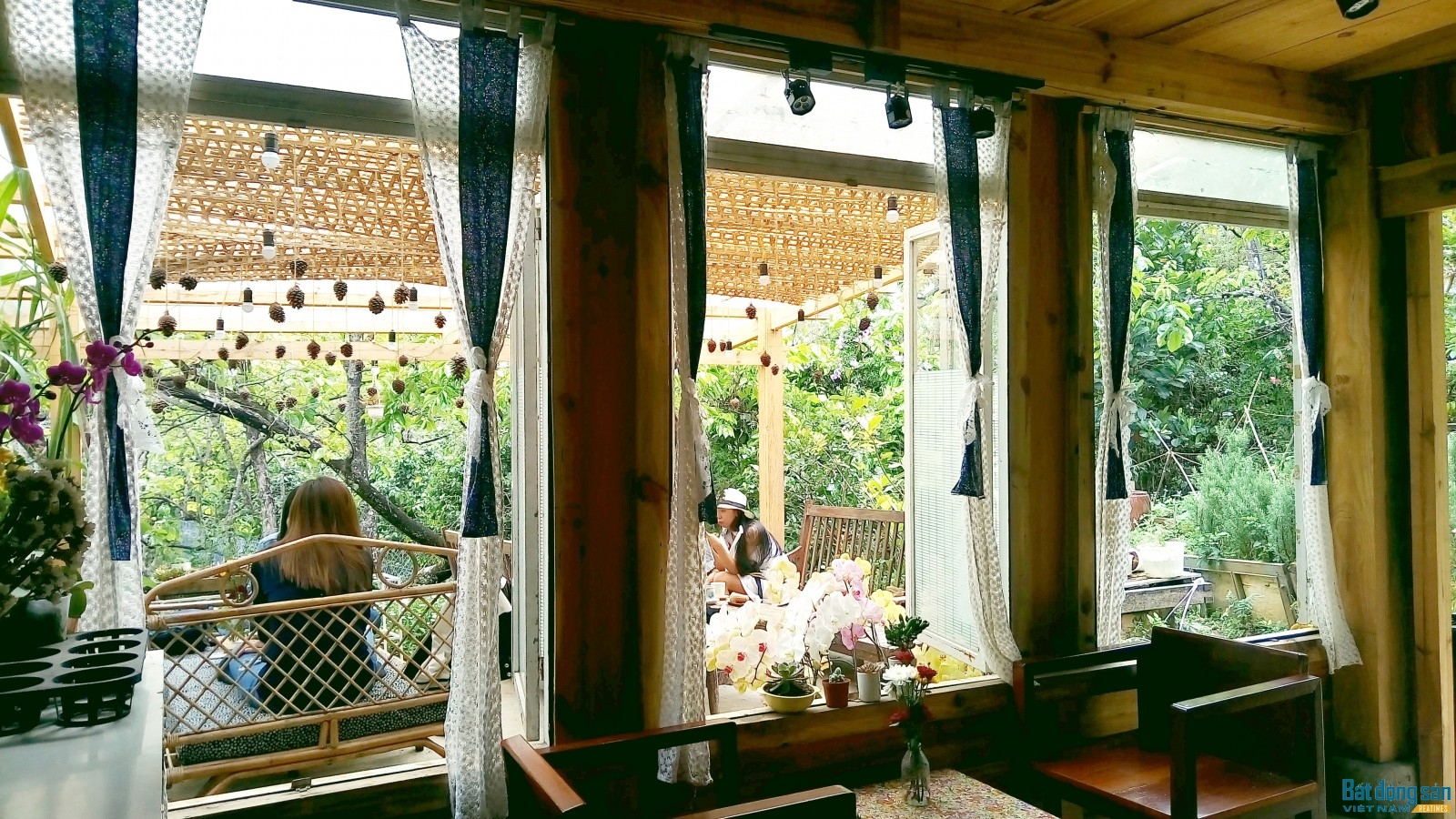 Ở nơi đây, trong quán nhỏ xinh, khách có thể ngồi bên khung cửa sổ đợi nhân viên lấy nước xuân hãm một bình trà và cùng nhắm những rừng thông ẩn ẩn hiện hiện qua những đóa hoa nở dưới những cầu thang gỗ.