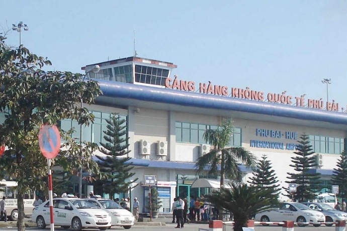 Chiều 21/3, Bộ trưởng Bộ giao thông vận tải GTVT đã có buổi làm việc với Lãnh đạo tỉnh Thừa Thiên - Huế về công tác quản lý chuyên ngành GTVT và đầu tư phát triển hạ tầng giao thông trên địa bàn tỉnh. Tại buổi làm việc, lãnh đạo tỉnh Thừa Thiên - Huế cho biết, sân bay Quốc tế Phú Bài được thiết kế với công suất 1,5 triệu hành khách/năm, nhưng đến năm 2017 lượng khách thông qua cảng đã đạt 1,75 triệu hành khách; tốc độ tăng trưởng trung bình hành khách trong giai đoạn 2014 - 2017 đạt 15%/năm. Dự báo với mức tăng trưởng giai đoạn 2016-2020 đạt từ 13-17% thì đến năm 2020 lượng hành khách qua cảng sẽ đạt 3,0-3,5 triệu và đến năm 2025 sẽ đạt 6,5-7,0 triệu hành khách/năm. Tỉnh Thừa Thiên - Huế xác định du lịch, dịch vụ là ngành kinh tế mũi nhọn, phấn đấu hàng năm thu hút khoảng 3,0 – 3,5 triệu lượt khách đến tham quan, đến năm 2020 đạt chỉ tiêu đón 5 triệu lượt khách. Cùng với sự phát triển mạnh mẽ đầu tư các khu nghỉ dưỡng kèm sân golf tại vùng ven biển, dịch vụ casino tại khu nghỉ dưỡng trong khu kinh tế Chân Mây – Lăng Cô, huyện Phú Lộc; xu hướng kết nối phát triển vùng du lịch Bắc miền Trung từ Quảng Bình đến Thừa Thiên Huế, lượng khách đến Thừa Thiên Huế dự báo sẽ có những tăng trưởng đột biến, vượt rất xa so với công suất thiết kế hiện nay. Theo đó, tỉnh đề xuất Bộ Giao thông Vận tải để sớm nâng cấp, mở rộng sân bay Phú Bài nhằm mục tiêu đạt có thể đón 5 triệu lượt khách vào năm 2020. Tuy nhiên, do hệ thống hạ tầng, nhà ga phục vụ khách Quốc tế chưa có (đang tận dụng xen ghép bố trí cùng nhà ga nội địa). Mặt khác với lượng hành khách qua Cảng đến nay sản lượng khai thác đã vượt công suất thiết kế và sẽ quá tải nghiêm trọng sau năm 2017. Theo đó cần thiết phải đầu tư mới Nhà ga Quốc tế, đường lăn, sân đỗp/nhằm nâng cao chất lượng phục vụ, đáp ứng nhu cầu vận tải thực tế và quy hoạch được duyệt.  Đồng tình với đề xuất của tỉnh Thừa Thiên - Huế về việc đầu tư, nâng cấp Sân bay Quốc tế Phú Bài, Bộ trưởng Bộ GTVT cho biết: Vừa qua, Chính phủ đã có quyết định phê duyệt, điều chỉnh Quy hoạch phát triển giao thông vận tải hàng không cho giai đoạn đến năm 2020, định hướng đến năm 2030, trong đó có Sân bay quốc tế Phú Bài. Cùng với đó, Bộ đã phê duyệt “Kế hoạchp/đầu tư Tổng công ty Cảng hàng không VN-CTCP trong năm 2018.  “ Bộ sẽ sớm tiến hành nhiều công việc liên quan đến Sân bay quốc tế Phú Bài”, Bộ trưởng khẳng định và đề nghị, Cục Hàng không Việt Nam nghiên cứu Quy hoạch điều chỉnh Thủ tướng Chính phủ vừa phê duyệt để chỉ đạo việc điều chỉnh lại Quy hoạch chi tiết Sân bay quốc tế Phú Bài. Cần phải đưa vào Quy hoạch chi tiết một số hạng mục phát triển bền vững và lâu dài. Ngoài ra, Bộ trưởng cũng đề nghị các cơ quan liên quan của Bộ phối hợp địa phương hoàn thành việc thi công gói thầu số 02 của Dự án Nâng cấp, mở rộng QL49B; giao Tổng cục Đường bộ Việt Nam phối hợp với Vụ Kết cấu hạ tầng giao thông và Sở GTVT Thừa Thiên Huếp/kiểm tra hiện trạng tuyến đường ngang nối QL49B-QL1-QL49A báo cáo Bộ xem xét về việc nâng cấp tuyến đường này thành quốc lộ. Được biết, Tỉnh Thừa Thiên - Huế có đủ các loại hình giao thông chủ yếu gồm đường bộ, đường không, đường sắt, đường thủy nội địa và đường biển; trong đó, hệ thống giao thông đối ngoại (quốc lộ, cảng biển, cảng hàng không) giữ vai trò chủ đạo và hỗ trợ đắc lực cho hệ thống giao thông đối nội của Tỉnh. Do nguồn vốn còn hạn chế, đầu tư chưa đồng bộ nên hiệu quả khai thác chưa cao, gây khó khăn trong việc thúc đẩy triển kinh tế của tỉnh.