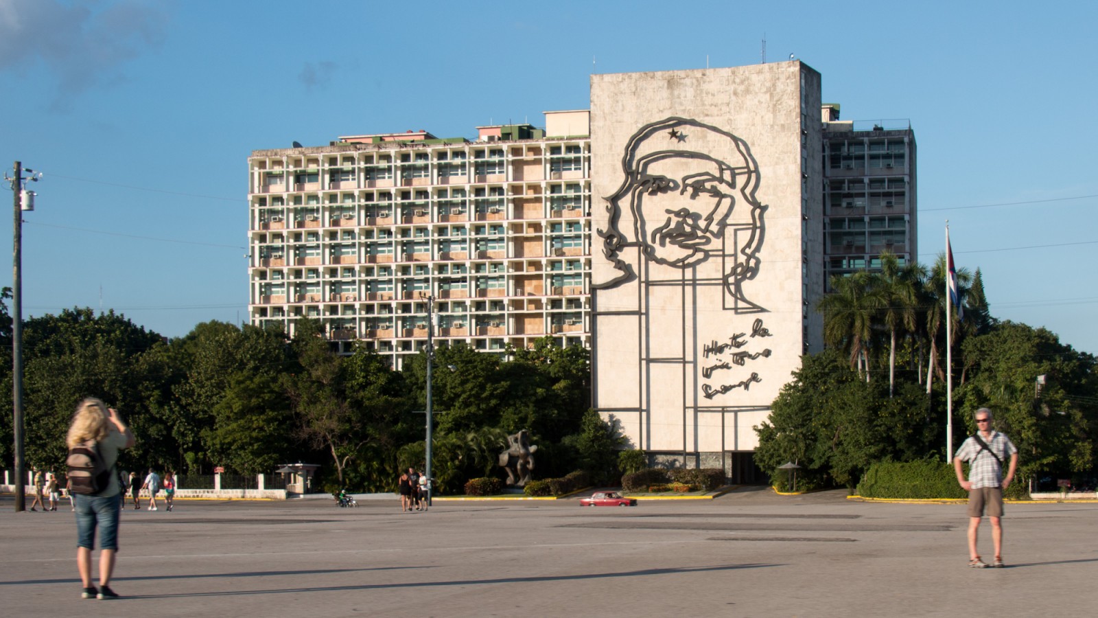 Quảng trường Cách mạng Cuba được xây dựng dưới thời tổng thống Fulgencio Batista cùng với đài tưởng niệm người anh hùng dân tộc Jose Marti. Sau khi Batista bị lật đổ bởi cuộc cách mạng Cuba, quảng trường mới được đổi tên thành như hiện nay. Điểm cuốn hút khách du lịch đến với quảng trường cách mạng Cuba là những bức tranh tường khổng lồ khắc họa chân dung các đồng chí của cố chủ tịch Fidel Castro, đơn cử như chân dung người anh hùng Che Guevara ở trên.