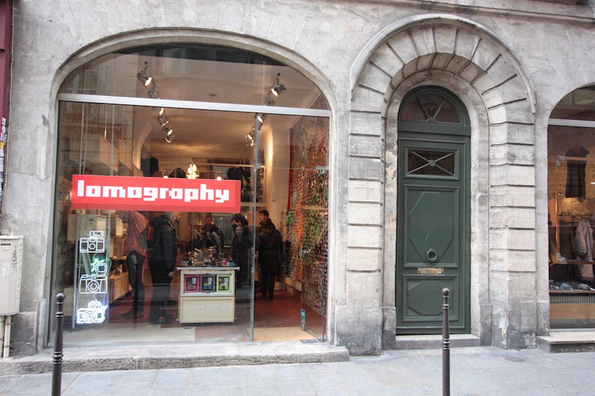 Những cửa tiệm ảnh như thế này đang ngày càng ít gặp trên đường phố Paris, Pháp