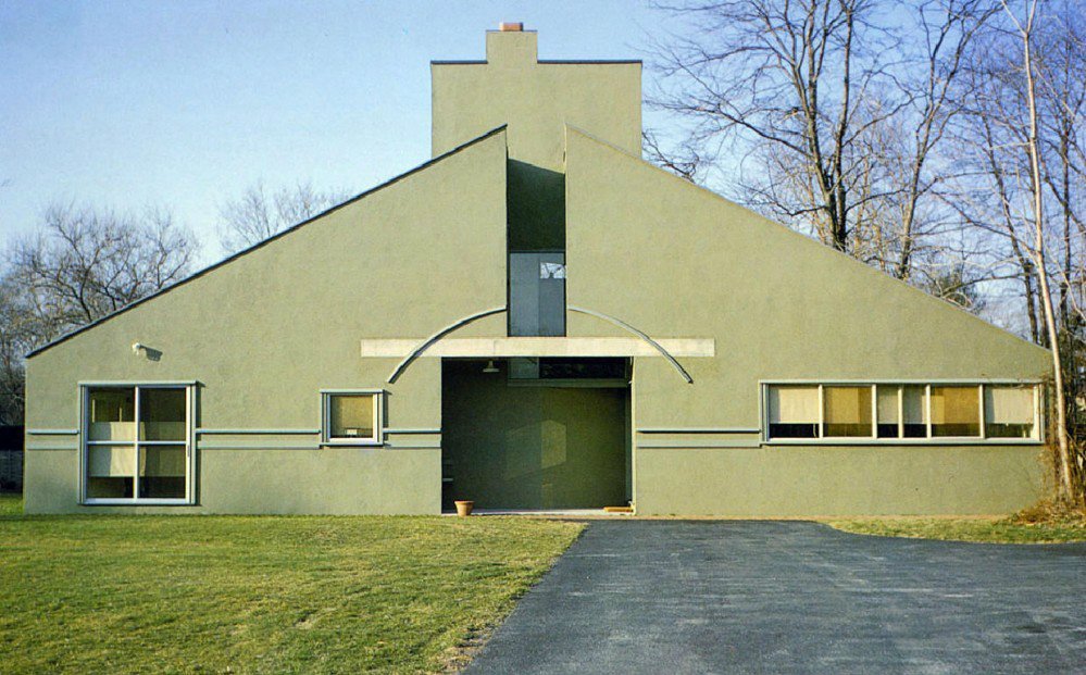 Nhà Vanna Venturi (thị trấn Chestnut Hill, bang Pennsylvania) được xây dựng vào năm 1964
