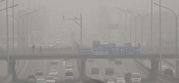 Các phương tiện đi lại trong làn không khí ô nhiễm nặng nề ở Bắc Kinh, Trung Quốc