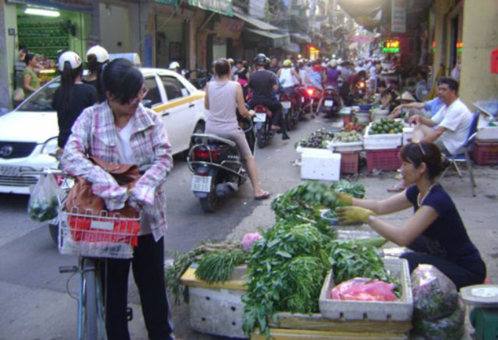 Chợ cóc bên đường giao thông ở Hà Nội.