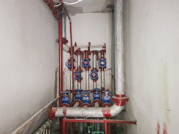 Ở đây là hệ thống cấp nước sinh hoạt cho tầng đó và đường ống cấp nước cho thiết bị chữa cháy.