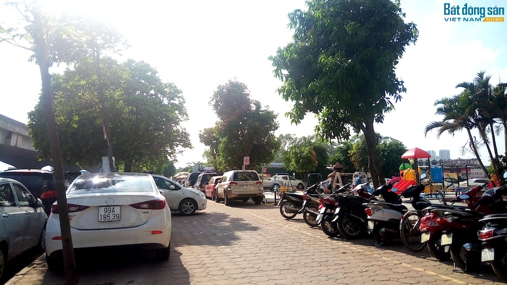 Xe ô tô đỗ tràn ra cả tuyến đường vành đai 3 – một trong những tuyến đường luôn trong tình trạng ách tắc giao thông của Hà Nội khiến những ngày qua tình trạng ách tắc kéo dài hơn.