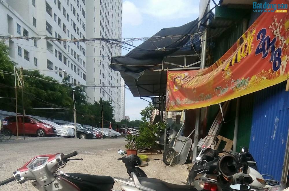 Tại khu chung cư HH Tây Nam Linh Đàm (phường Hoàng Liệt), tình trạng đỗ xe vẫn còn diễn ra.
