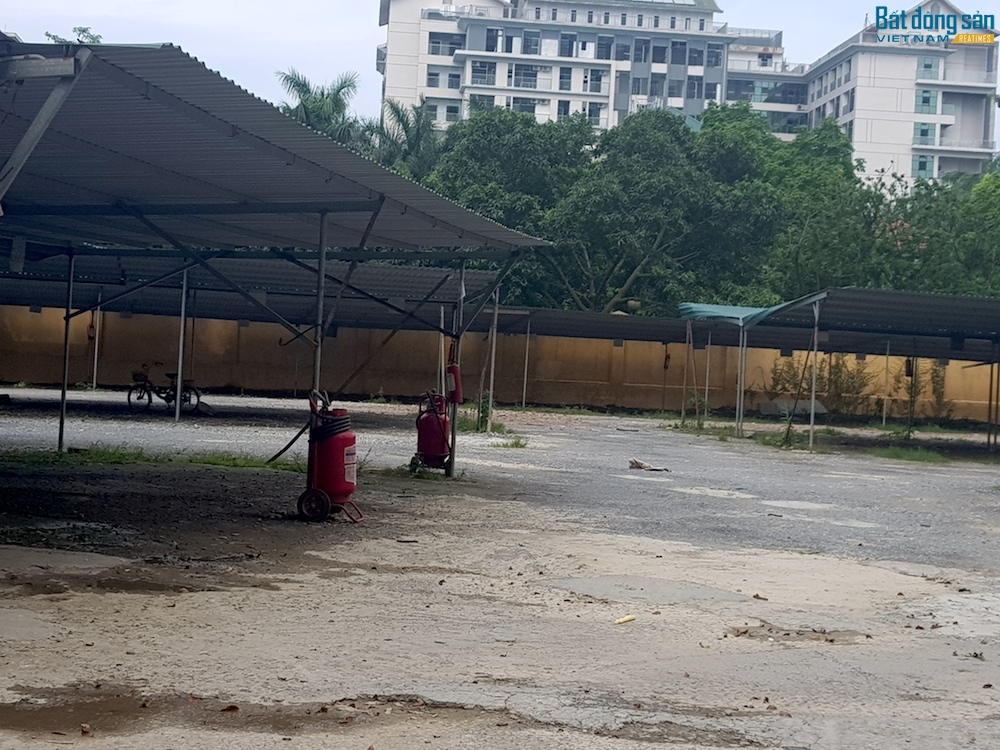 Kể từ khi dán thông báo “Theo chỉ thị của UBND phường Đại Kim. Yêu cầu các chủ phương tiện không gửi xe tại đây”. Ba bãi xe gần khu đô thị đã không còn nhận trông xe, để lại những khoảng đất trống rất rộng phía trong.
