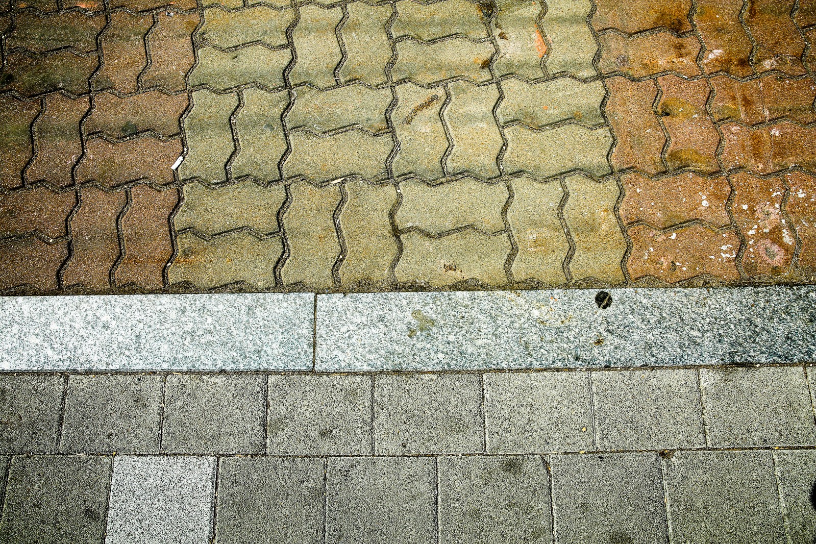 Nhiều tuyến phố ở thủ đô Seoul (Hà Quốc) vẫn lát vỉa hè bằng gạch block, thậm chí là lát nhiều loại gạch trên cùng một hè phố.
