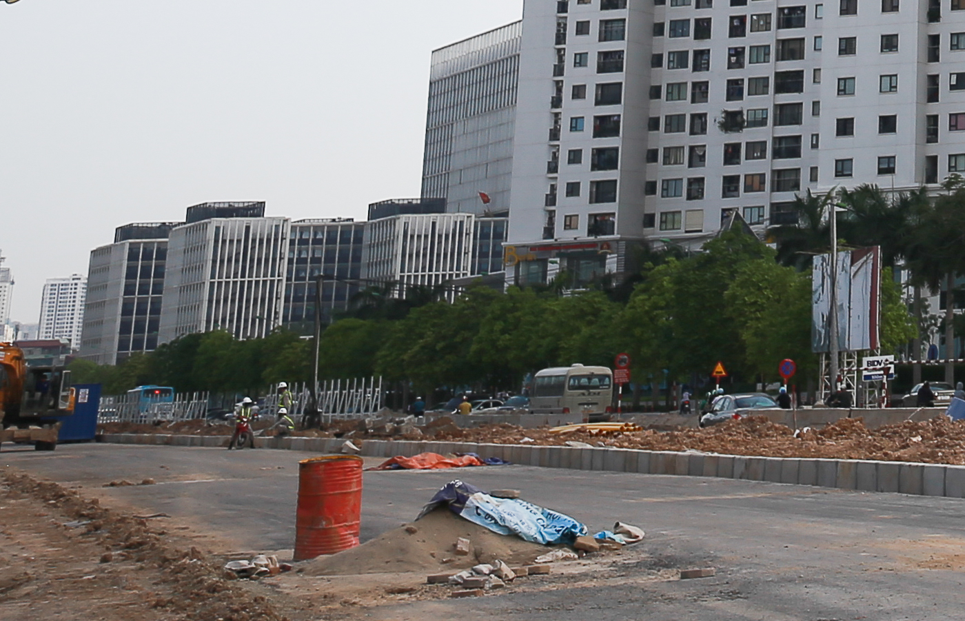 Đường Vành đai 3 đoạn Mai Dịch - cầu Thăng Long (đường Phạm Văn Đồng) Hà Nội có tổng chiều dài 5,5km. Dự án có tổng mức đầu tư là 3.113 tỷ đồng bằng nguồn ngân sách của TP Hà Nội; dự kiến hoàn thiện vào quý I năm 2018.