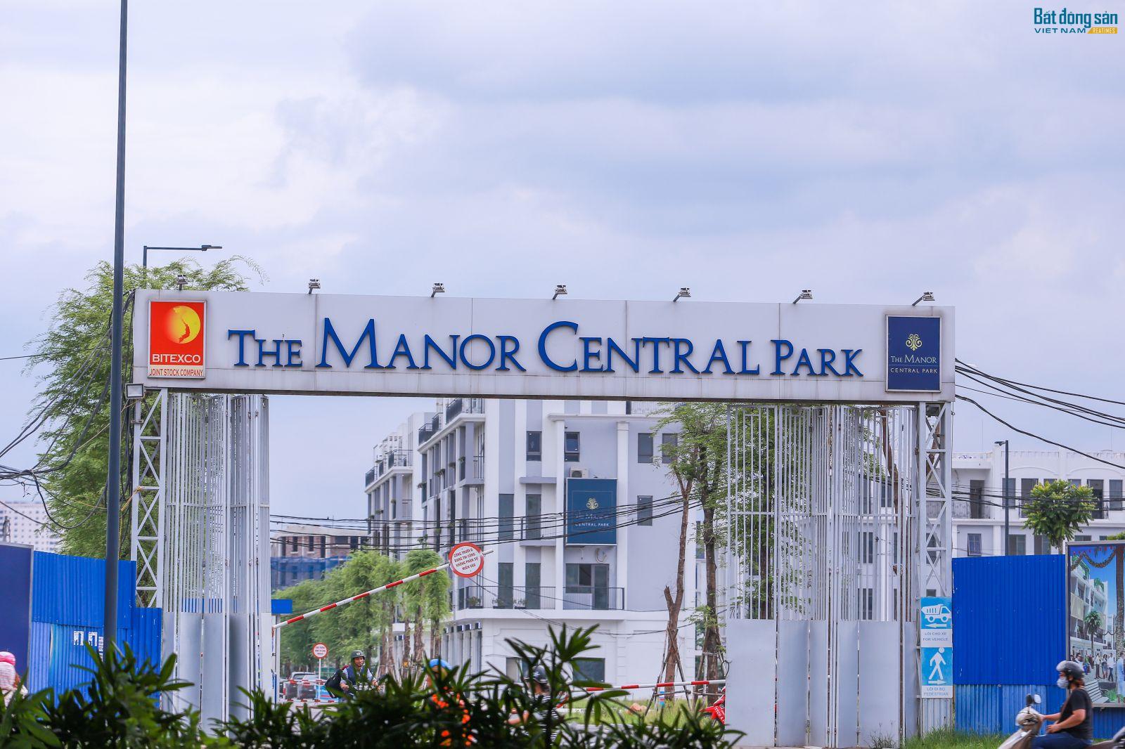Tuyến đường BT bao quanh khu tưởng niệm Chu Văn An chưa biết đến khi nào mới xong nhưng khu biệt thự liền kề, nhà thấp tầng thuộc khu đô thị The Manor Central Park ở phần đất đối ứng của Bitexco đã cơ bản hoàn thành và được quảng cáo rao bán rất rầm rộ