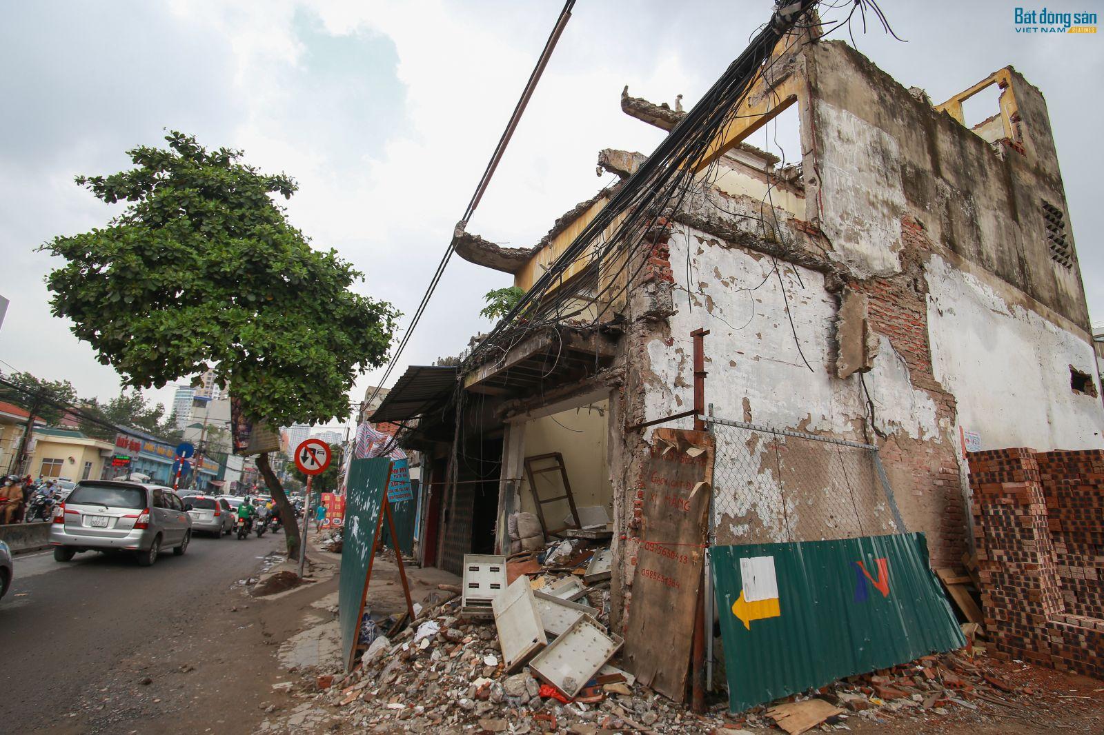 Giải phóng mặt bằng chưa xong, nhiều căn nhà mặt đường Trường Chinh vẫn trong tình trạng phá dỡ dang dở