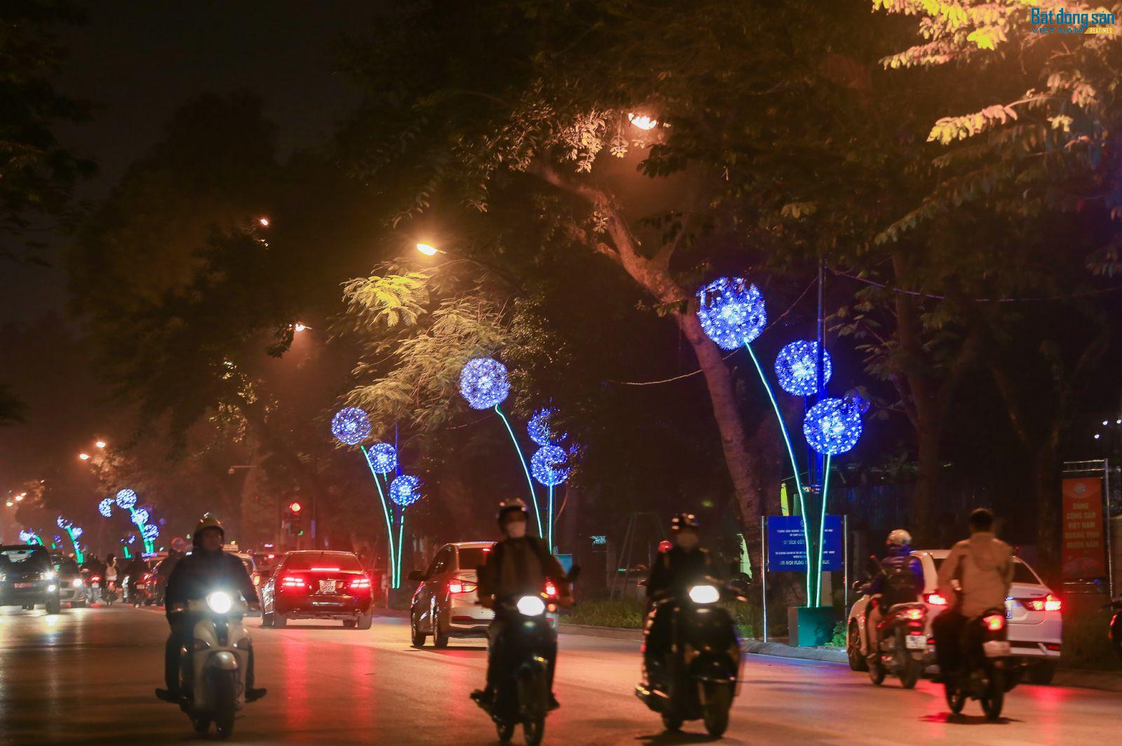 Đường phố Hà Nội rực rỡ trang hoàng đón Tết Kỷ Hợi 2019 thu hút người dân tham quan, thưởng ngoạn.