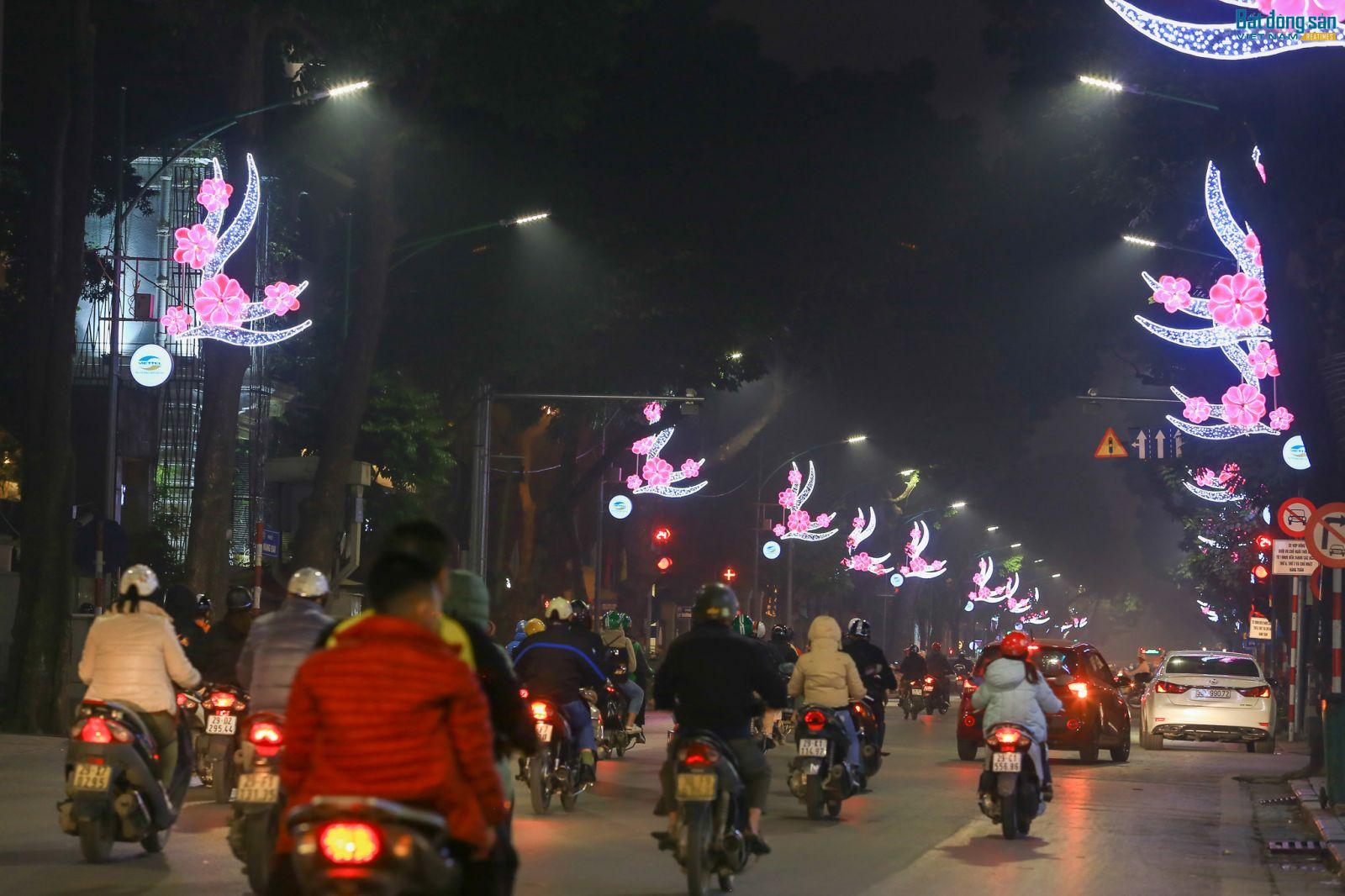 Dọc tuyến phố Hàng Bài được trang trí theo ý tưởng của hoa đào.