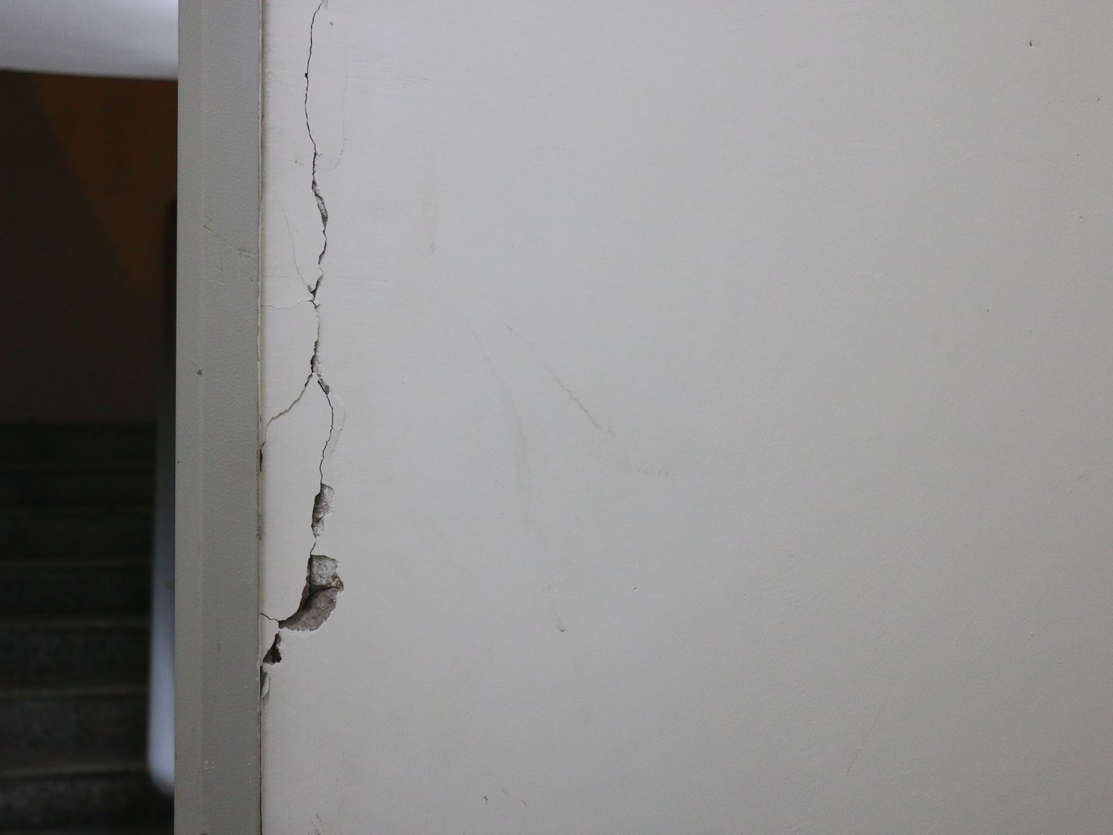 Nhiều khoảng tường trong tòa chung cư bị xuống cấp, ảnh hưởng tới sự an toàn của cư dân