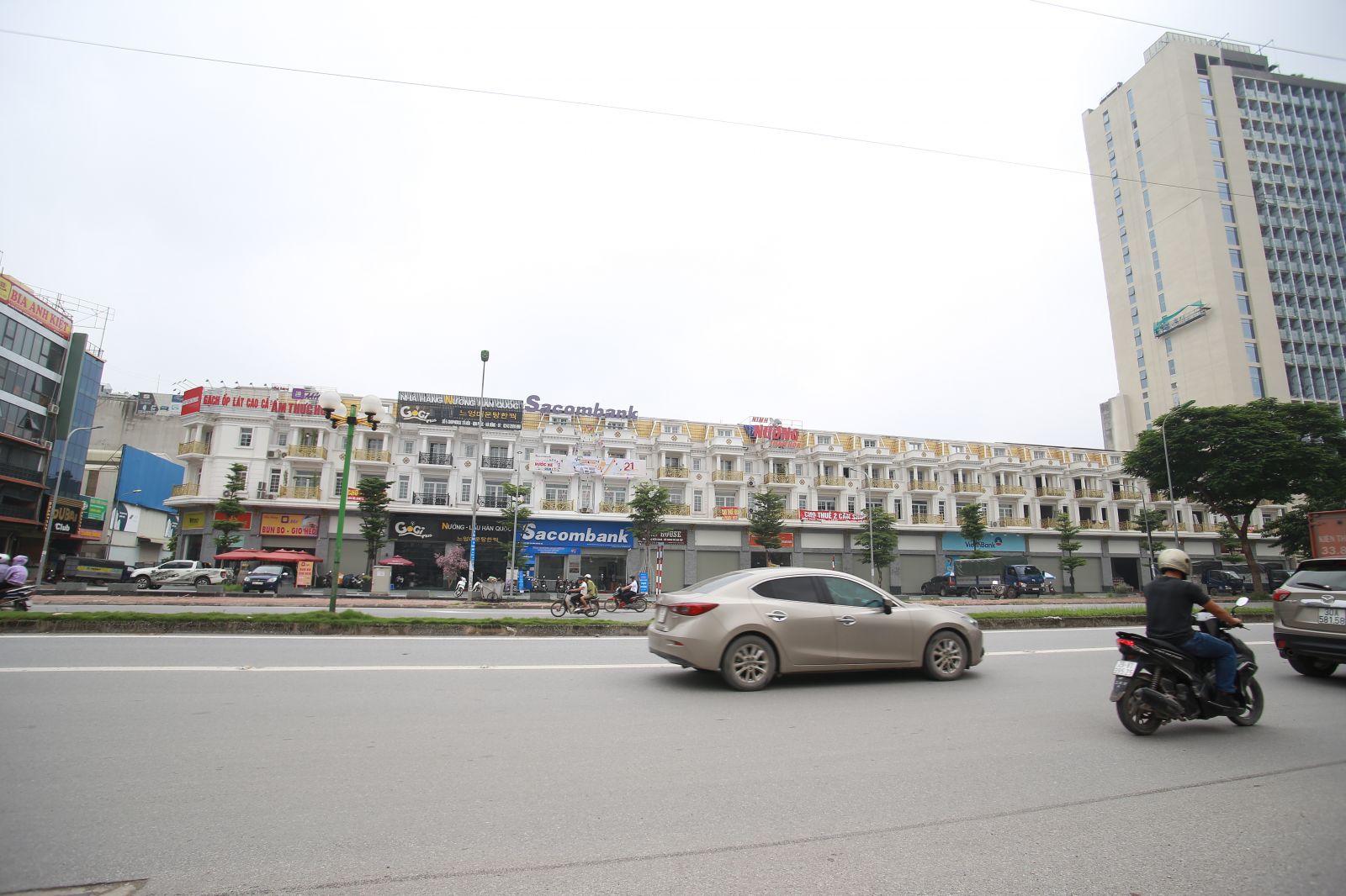 Thị trường bất động sản phía Tây Hà Nội có nhiều dự án shophouse với các tiện ích đầy đủ, mức giá phù hợp. Ảnh: Đỗ Linh.