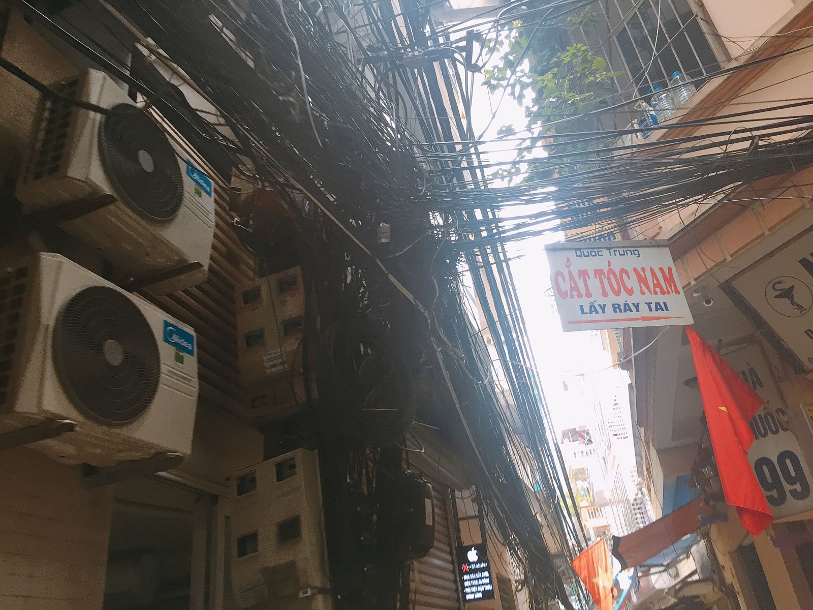 Mạng lưới dây điện chằng chịt tại nhiều ngõ ngách Hà Nội.