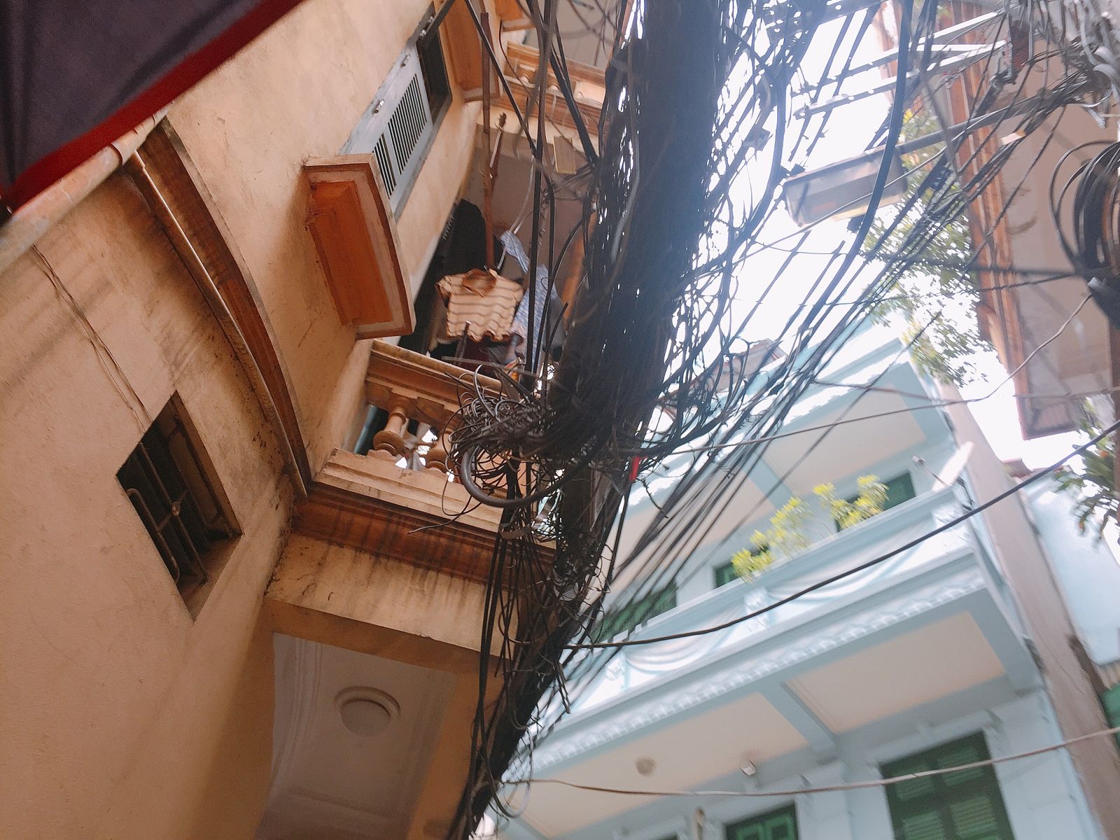 Hệ thống dây điện gây khó khăn, nguy hiểm, khiến nhiều hộ dân sống trong bất an.