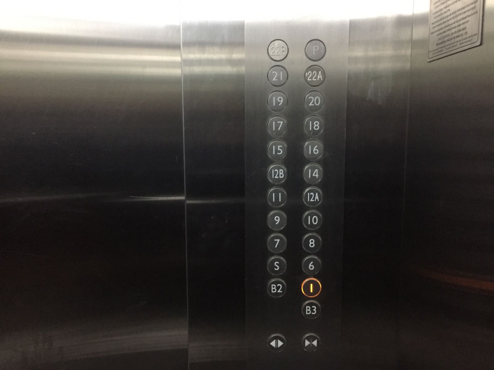 nhưng thang máy lại không có phím bấm tầng 24, 25, 26, 27.