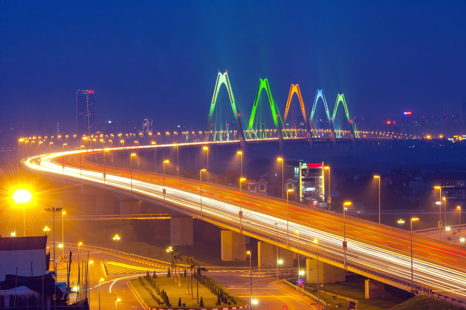 Cầu Nhật Tân rực sáng với đường cong mềm mại