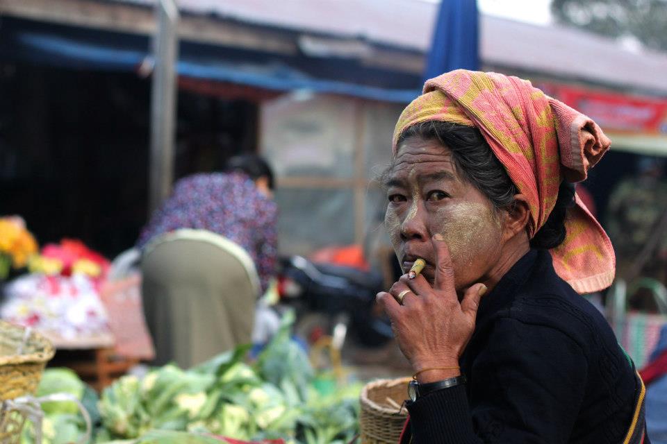 Chợ địa phương Taunggyi, rau tự trồng, thuốc tự cuốn.