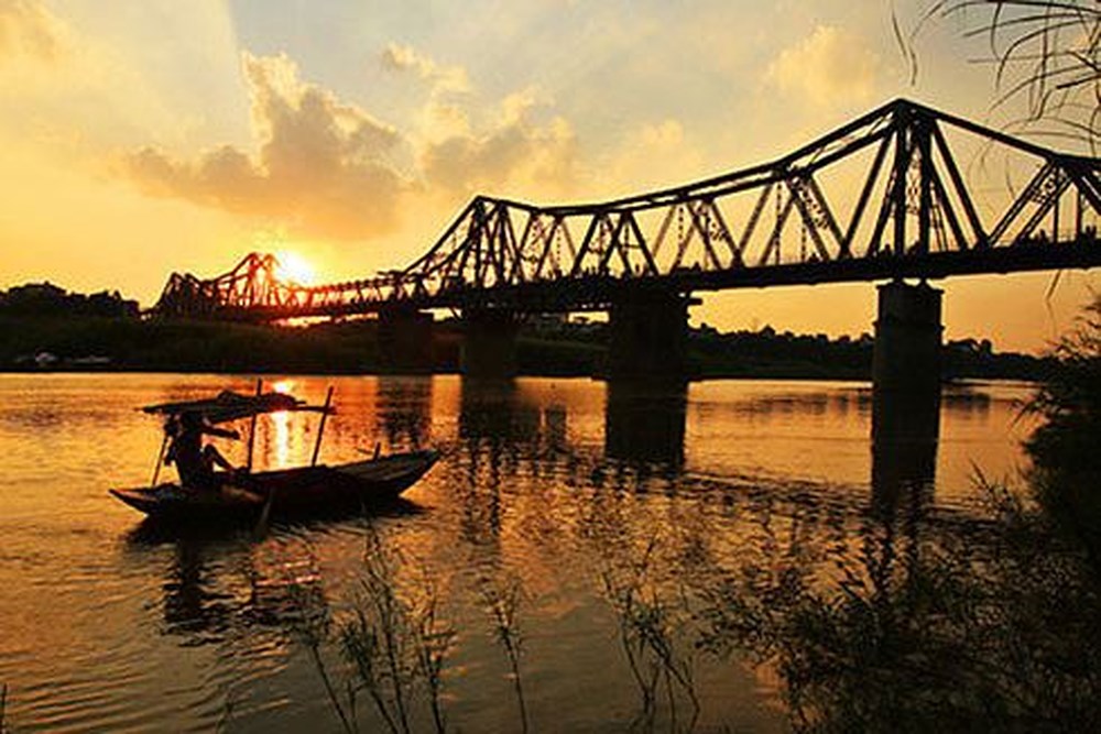 Ta đi qua cây cầu cũ kĩ hơn một trăm năm tuổi, để về nhà. Bỏ Hà Nội ở phía sau.
