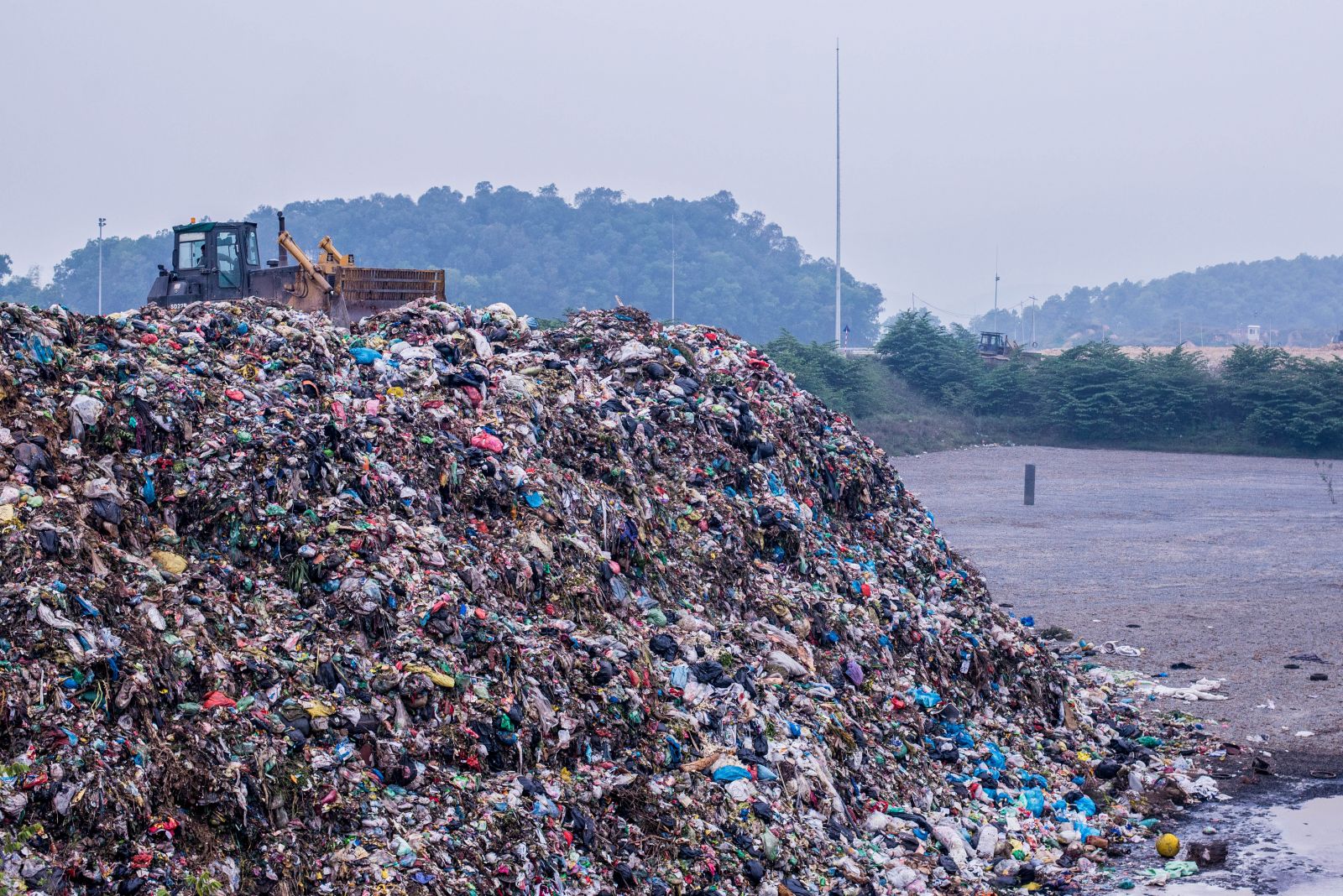 Nếu xác định vị trí quy hoạch bãi rác không chuẩn thì đô thị sẽ phải “trả giá”, tình trạng ô nhiễm tăng, những khu vực xung quanh các bãi rác sẽ trở thành bất động sản 
