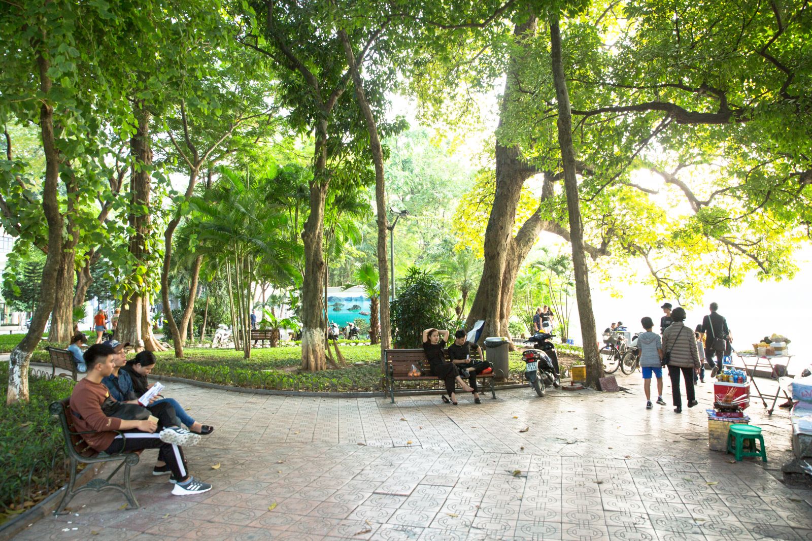 Cửa số 3 ga ngầm C9 đặt bên cạnh thân ga, trên vườn hoa bờ hồ Hoàn Kiếm.