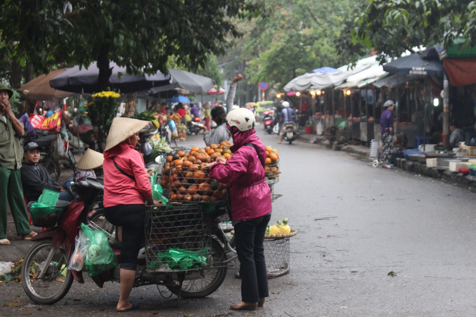 Chợ cóc mọc ngay dưới chân tòa nhà N6A , khu chợ họp từ sáng đến chiều muộn. 