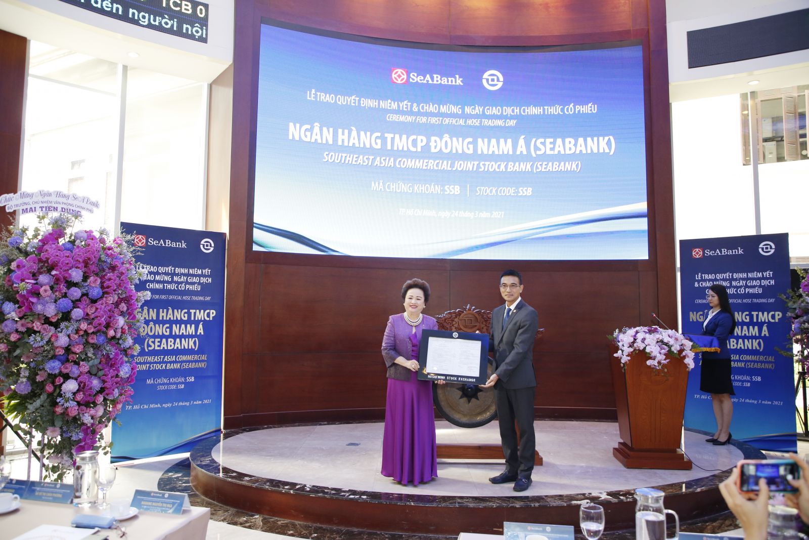 Sáng 24/3, hơn 1,2 tỷ cổ phiếu của Ngân hàng TMCP Đông Nam Á (SeABank) chính thức được niêm yết và giao dịch trên Sở Giao dịch Chứng khoán TP.HCM (HOSE)