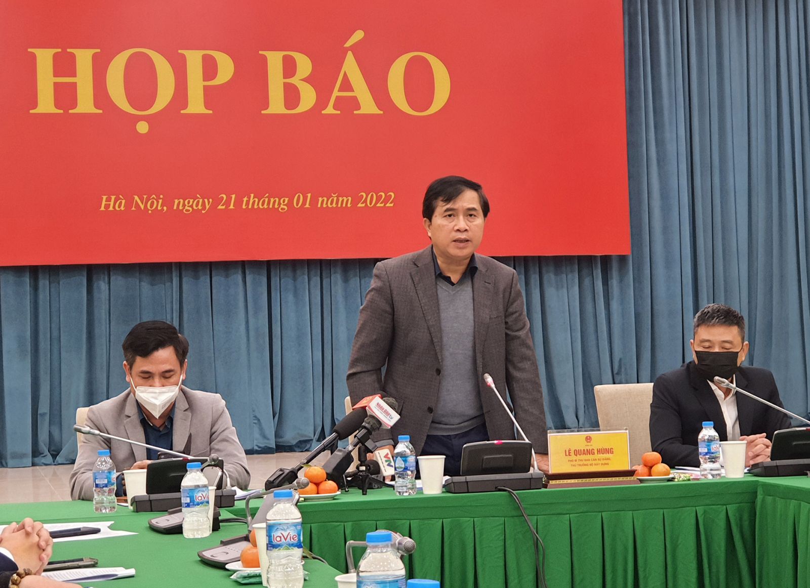 Thứ trưởng Bộ Xây dựng Lê Quang Hùng phát biểu tại buổi họp báo. (Ảnh: Việt Khoa)