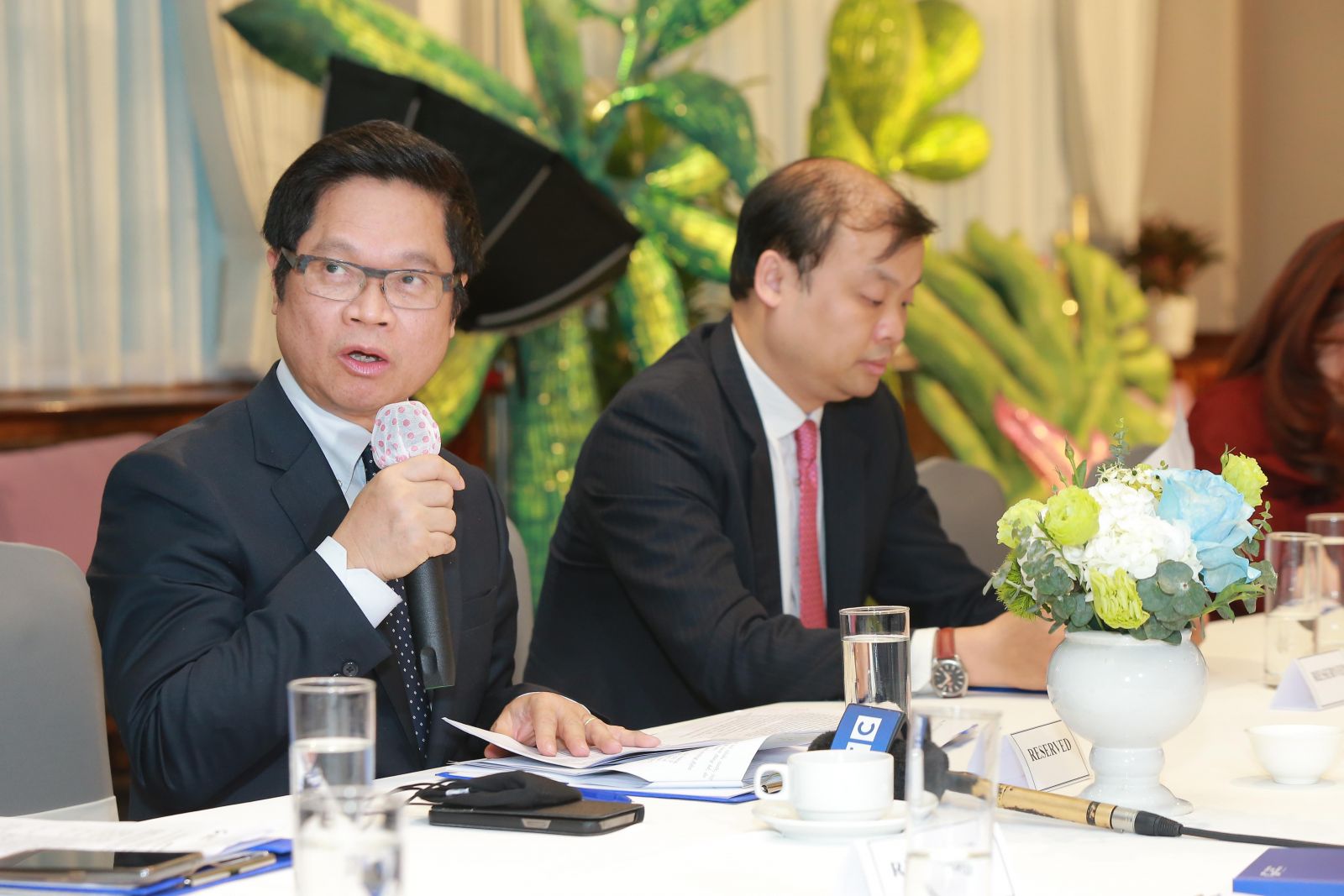 Ông Vũ Tiến Lộc, Đại biểu Quốc hội khóa XV, Ủy viên Ủy ban Kinh tế của Quốc hội, Chủ tịch Trung tâm Trọng tài quốc tế Việt Nam (VIAC) trao đổi tại sự kiện GRAB