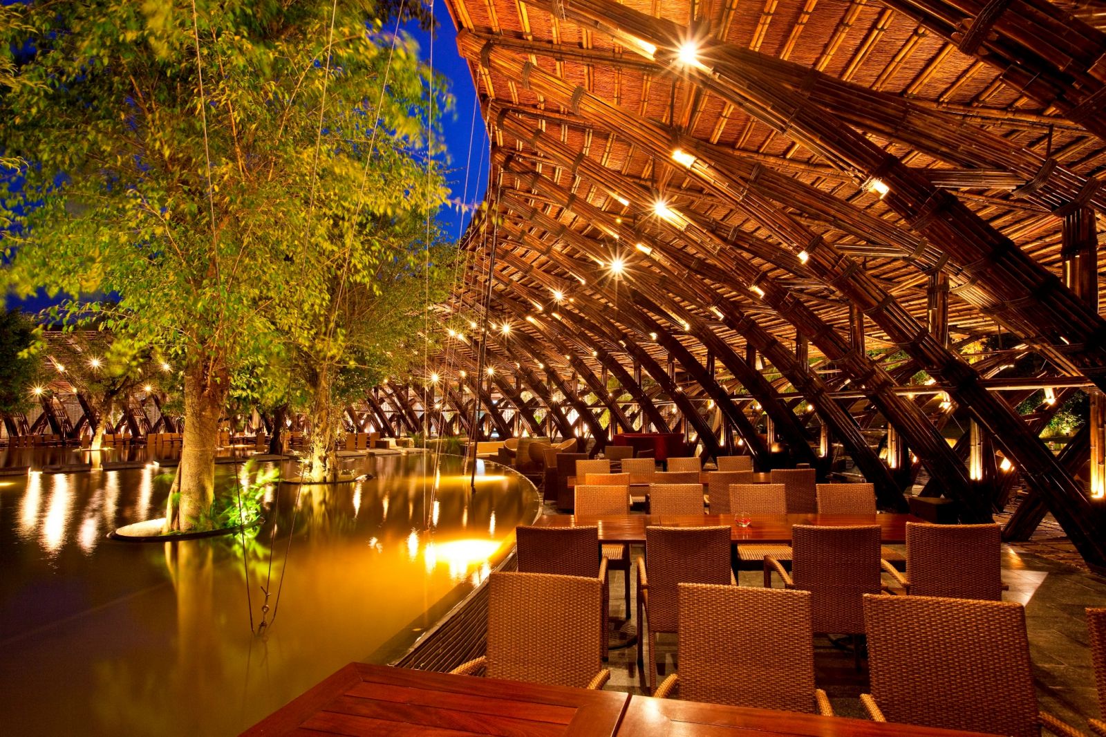 Thuộc hệ thống nhà hàng sang trọng của Flamingo Đại Lải Resort, nhà hàng Bamboo Wings là niềm tự hào của kiến trúc Việt với nhiều giải thưởng quốc tế như International Architecture Awards hay Green Architecture
