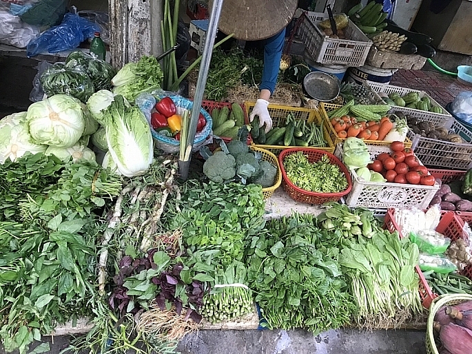 Sạp rau xanh tại chợ Văn La, quận Hà Đông. Ảnh: Văn Biên