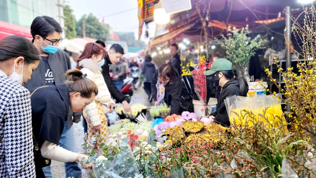 Chợ hoa Quảng Bá chiều 30 Tết tấp nập khách mua.