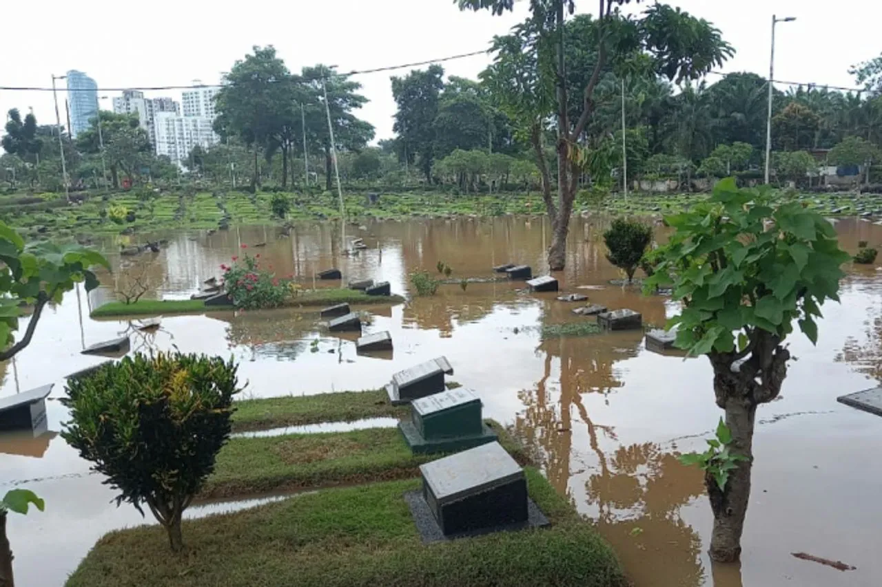 Nghĩa trang công cộng Karet Bipak ở Jakarta ngập lụt do mưa lớn. danidaniar / Shutterstock