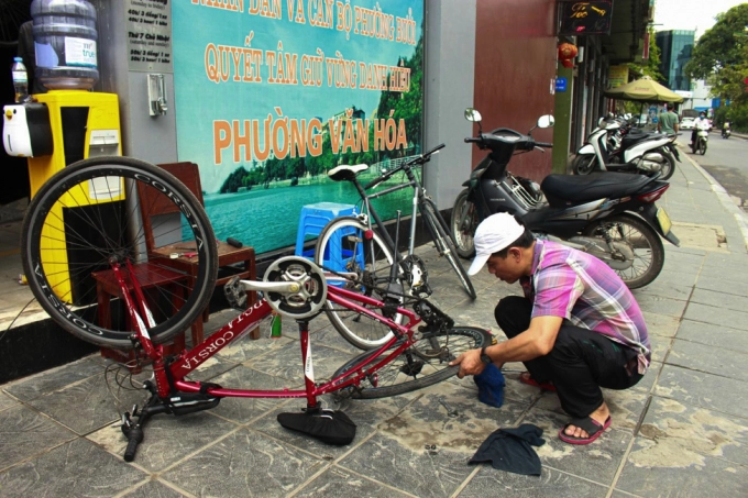 Công việc bảo trì xe đạp cũng được các cửa hàng chú trọng.