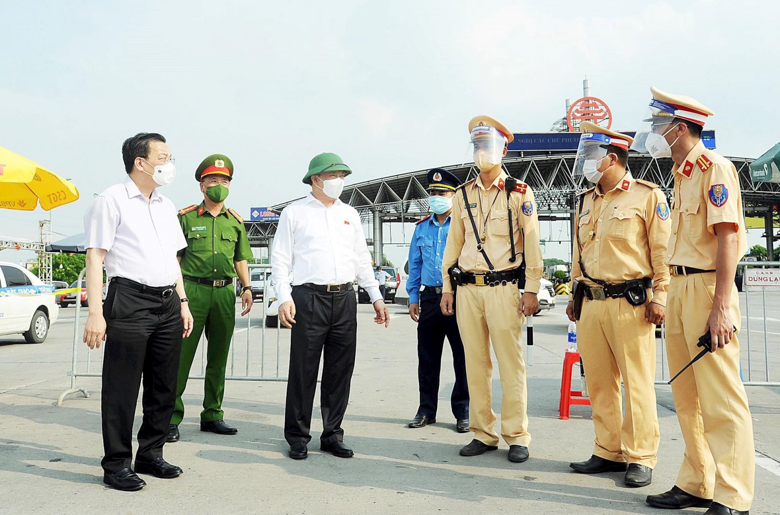 Bí thư Thành ủy Hà Nội Đinh Tiến Dũng, Chủ tịch UBND thành phố Chu Ngọc Anh động viên lực lượng kiểm soát phòng dịch hoàn thành tốt nhiệm vụ, ngày 25-7.