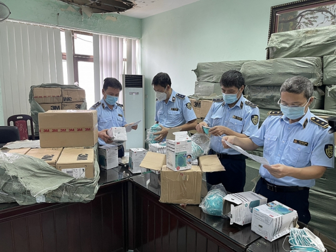 Hàng trăm nghìn sản phẩm, thiết bị y tế dùng cho tuyến đầu chống dịch vi phạm tại Phủ Lỗ, Hà Nội.