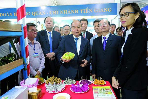 Chủ tịch nước Nguyễn Xuân Phúc đến thăm gian hàng giới thiệu các sản phẩm của Cty Cát Tường, Tiền Giang.