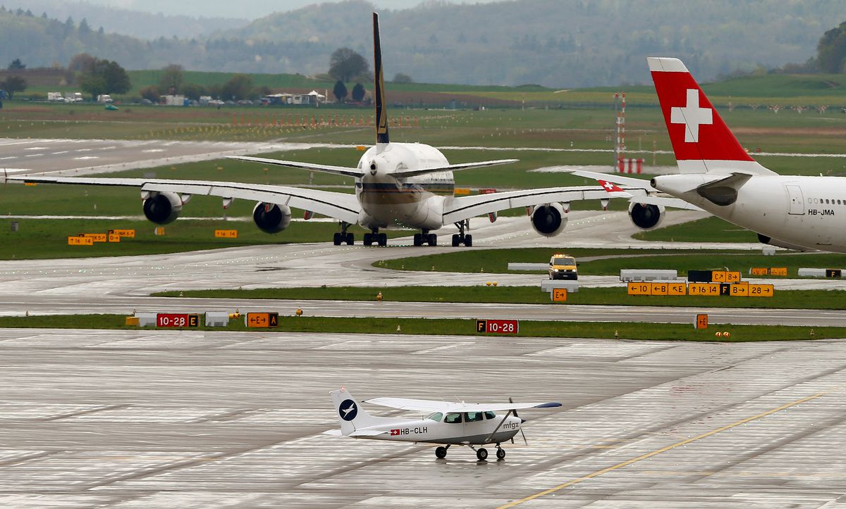 Các máy bay chuẩn bị lăn bánh tại sân bay Zurich, Thụy Sĩ.
